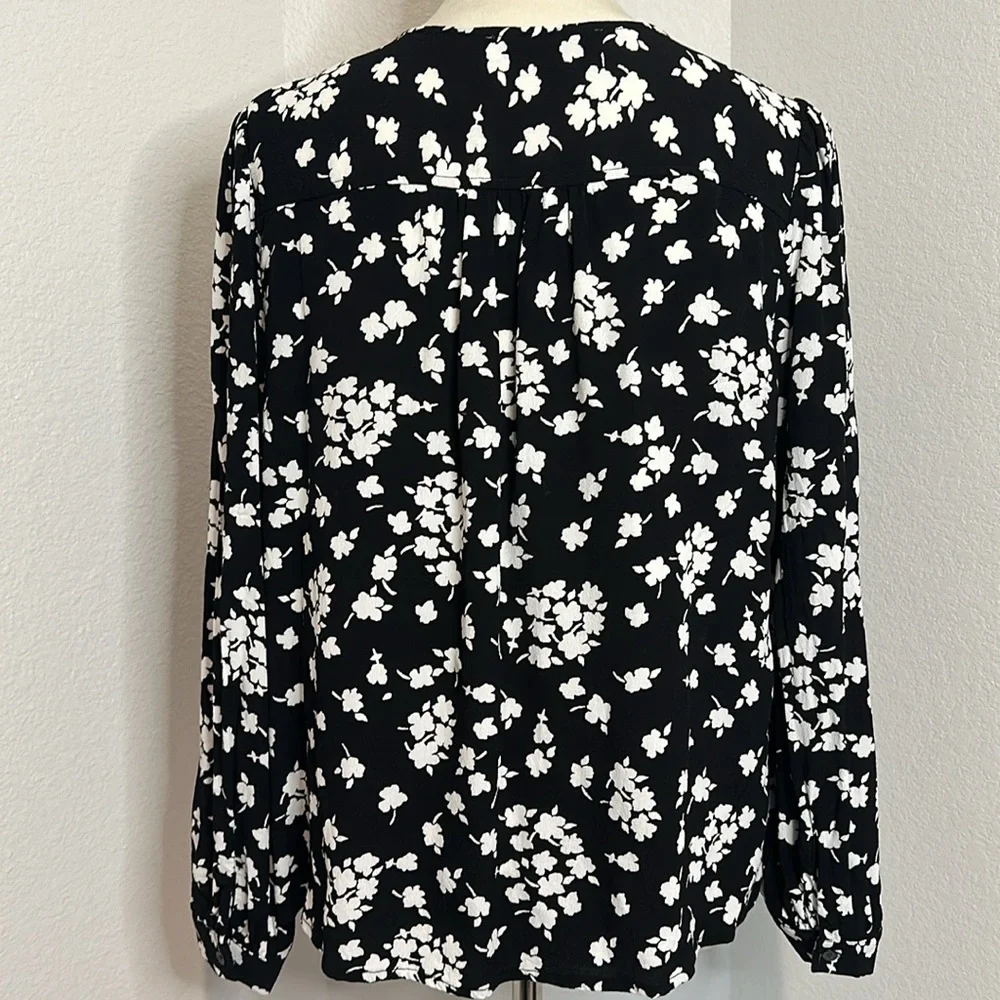 NWOT Loft Floral V-Neck Button Blouse (Lp) - Picture 7 of 12